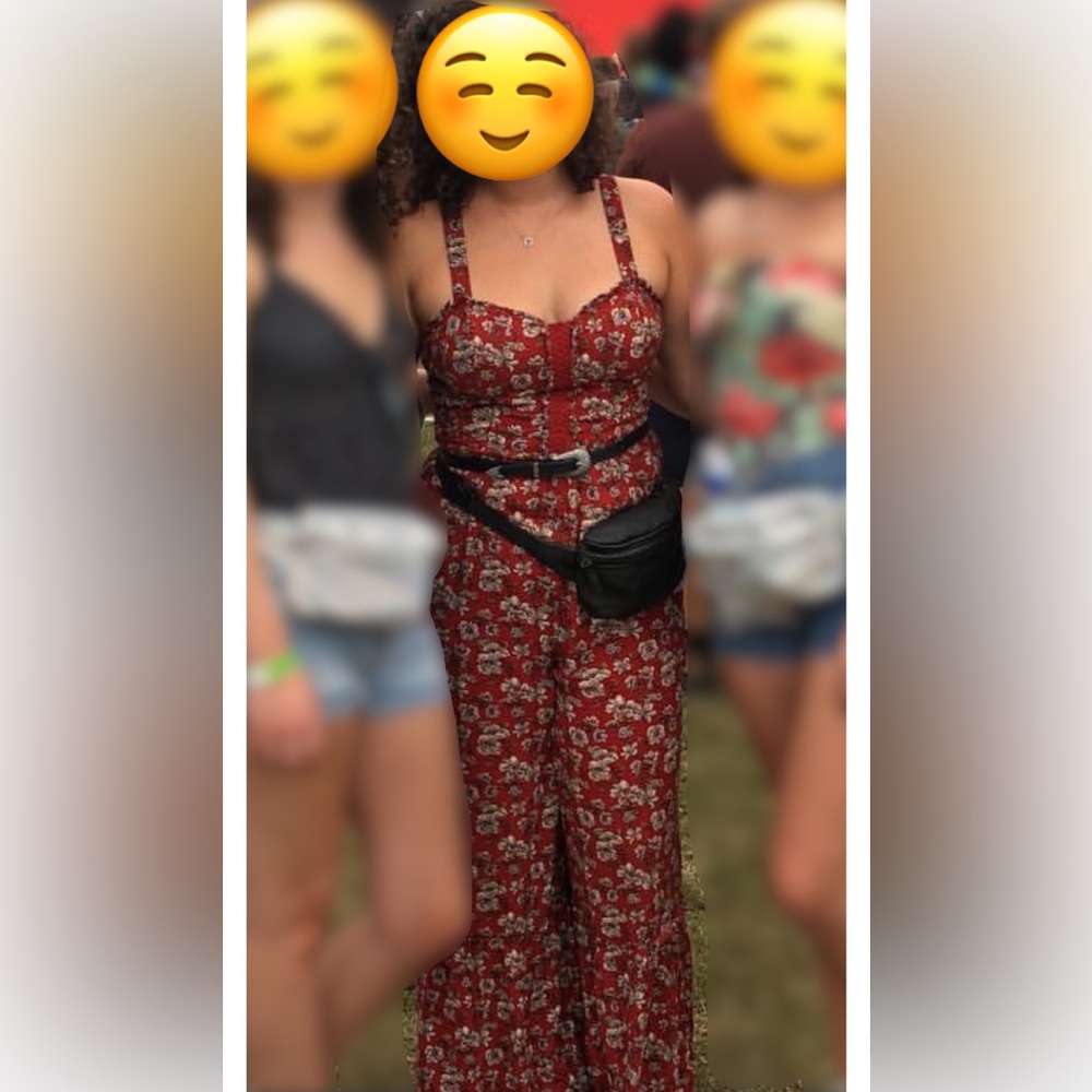 Lightly worn jumpsuit! It’s perfect for date night or a casual Friday at work!